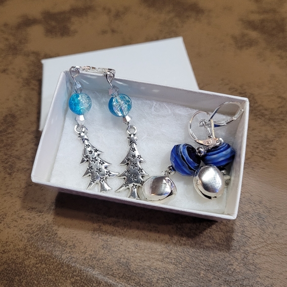 Seasonal Earrings - Picture 1 of 4